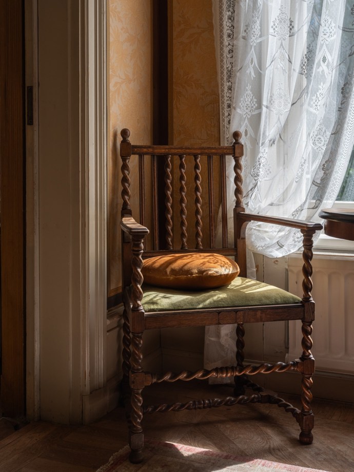 Pokud vás fascinuje historie a milujete jedinečná místa, tento zámek z roku 1799 vás uchvátí. Prošel citlivou rekonstrukcí, díky které se podařilo zachovat autentický charakter i nejmenší detaily. Vysoké stropy, nádherné parkety, původní kachlová kamna i dechberoucí výhledy do okolní krajiny tvoří harmonické spojení minulosti a současnosti.
