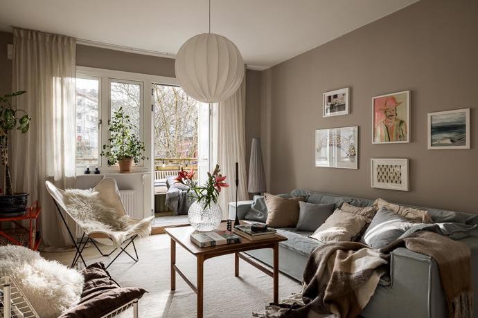 Tento byt je definicí komfortu a stylu. S rozlohou 90 m², dvěma balkony a nádherným přirozeným světlem se stává ideálním domovem. Majitelé se nebáli barev, zároveň interiér nezatížili zbytečnými kusy nábytku.
Tento byt je definicí komfortu a stylu. S rozlohou 90 m², dvěma balkony a nádherným přirozeným světlem se stává ideálním domovem. Majitelé se nebáli barev, zároveň interiér nezatížili zbytečnými kusy nábytku.