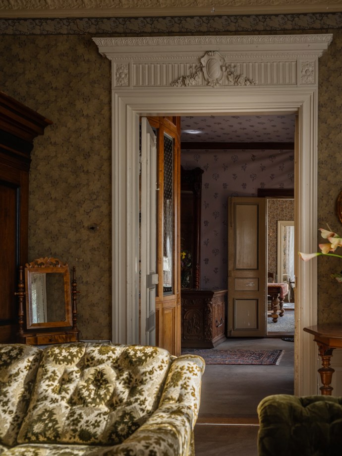 Pokud vás fascinuje historie a milujete jedinečná místa, tento zámek z roku 1799 vás uchvátí. Prošel citlivou rekonstrukcí, díky které se podařilo zachovat autentický charakter i nejmenší detaily. Vysoké stropy, nádherné parkety, původní kachlová kamna i dechberoucí výhledy do okolní krajiny tvoří harmonické spojení minulosti a současnosti.
