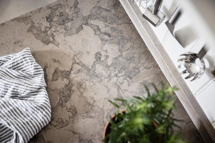 Když se snoubí historické prvky s moderním komfortem, vznikne domov, ze kterého nebudete chtít odejít. Tento byt okouzlí každého milovníka klasické architektury i promyšleného interiérového designu. Projděte se s námi místnostmi, kterým dominuje kvalitní dřevo, noblesní štuky a původní kachlová kamna.
Když se snoubí historické prvky s moderním komfortem, vznikne domov, ze kterého nebudete chtít odejít. Tento byt okouzlí každého milovníka klasické architektury i promyšleného interiérového designu. Projděte se s námi místnostmi, kterým dominuje kvalitní dřevo, noblesní štuky a původní kachlová kamna.