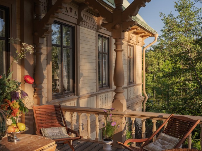 Pokud vás fascinuje historie a milujete jedinečná místa, tento zámek z roku 1799 vás uchvátí. Prošel citlivou rekonstrukcí, díky které se podařilo zachovat autentický charakter i nejmenší detaily. Vysoké stropy, nádherné parkety, původní kachlová kamna i dechberoucí výhledy do okolní krajiny tvoří harmonické spojení minulosti a současnosti.
