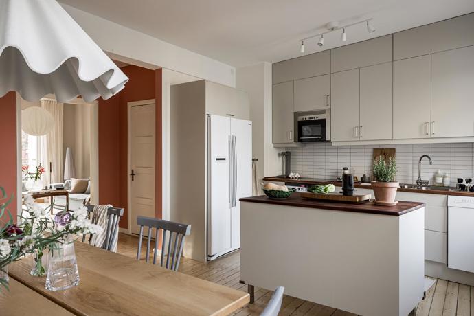 Tento byt je definicí komfortu a stylu. S rozlohou 90 m², dvěma balkony a nádherným přirozeným světlem se stává ideálním domovem. Majitelé se nebáli barev, zároveň interiér nezatížili zbytečnými kusy nábytku.
Tento byt je definicí komfortu a stylu. S rozlohou 90 m², dvěma balkony a nádherným přirozeným světlem se stává ideálním domovem. Majitelé se nebáli barev, zároveň interiér nezatížili zbytečnými kusy nábytku.
