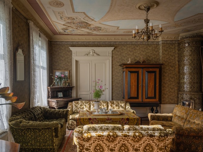 Pokud vás fascinuje historie a milujete jedinečná místa, tento zámek z roku 1799 vás uchvátí. Prošel citlivou rekonstrukcí, díky které se podařilo zachovat autentický charakter i nejmenší detaily. Vysoké stropy, nádherné parkety, původní kachlová kamna i dechberoucí výhledy do okolní krajiny tvoří harmonické spojení minulosti a současnosti.
