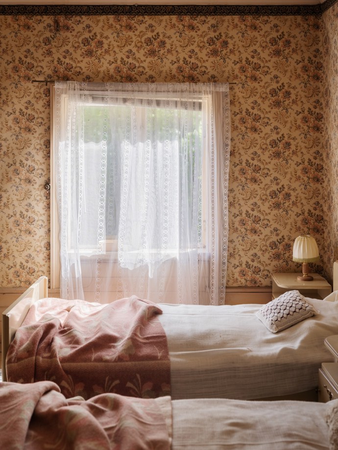 Pokud vás fascinuje historie a milujete jedinečná místa, tento zámek z roku 1799 vás uchvátí. Prošel citlivou rekonstrukcí, díky které se podařilo zachovat autentický charakter i nejmenší detaily. Vysoké stropy, nádherné parkety, původní kachlová kamna i dechberoucí výhledy do okolní krajiny tvoří harmonické spojení minulosti a současnosti.
