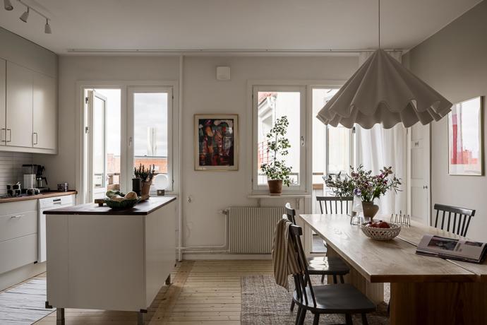 Tento byt je definicí komfortu a stylu. S rozlohou 90 m², dvěma balkony a nádherným přirozeným světlem se stává ideálním domovem. Majitelé se nebáli barev, zároveň interiér nezatížili zbytečnými kusy nábytku.
Tento byt je definicí komfortu a stylu. S rozlohou 90 m², dvěma balkony a nádherným přirozeným světlem se stává ideálním domovem. Majitelé se nebáli barev, zároveň interiér nezatížili zbytečnými kusy nábytku.