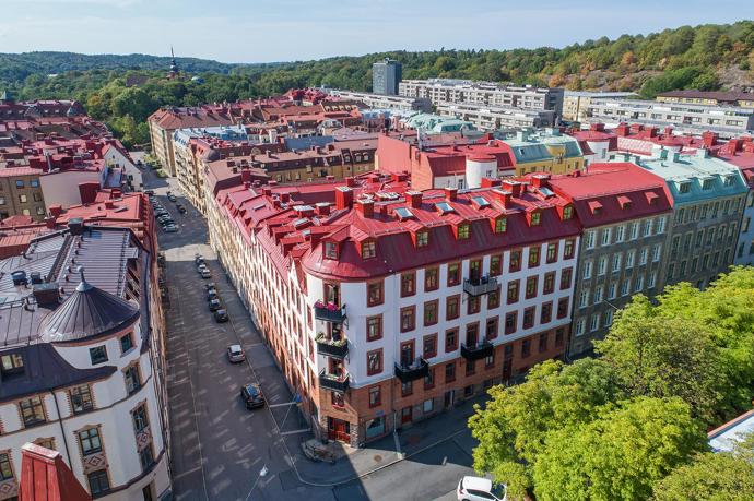 V tomto bytě se zastavil čas. Od původních kachlových kamen až po nádherné dřevěné podlahy – každý kout tohoto domova vypráví svůj příběh. A navíc nabízí i úchvatný balkon s výhledem, který vás dostane!
V tomto bytě se zastavil čas. Od původních kachlových kamen až po nádherné dřevěné podlahy – každý kout tohoto domova vypráví svůj příběh. A navíc nabízí i úchvatný balkon s výhledem, který vás dostane!