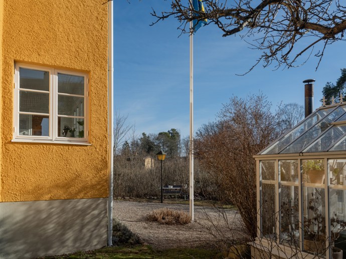 Když si představíte skleník, asi vás napadne vůně rajčat a čerstvých bylinek. Tato rodina se ale rozhodla jinak – jejich skleník se proměnil v útulný koutek k posezení, kde si užívají klid zahrady bez ohledu na roční období.
