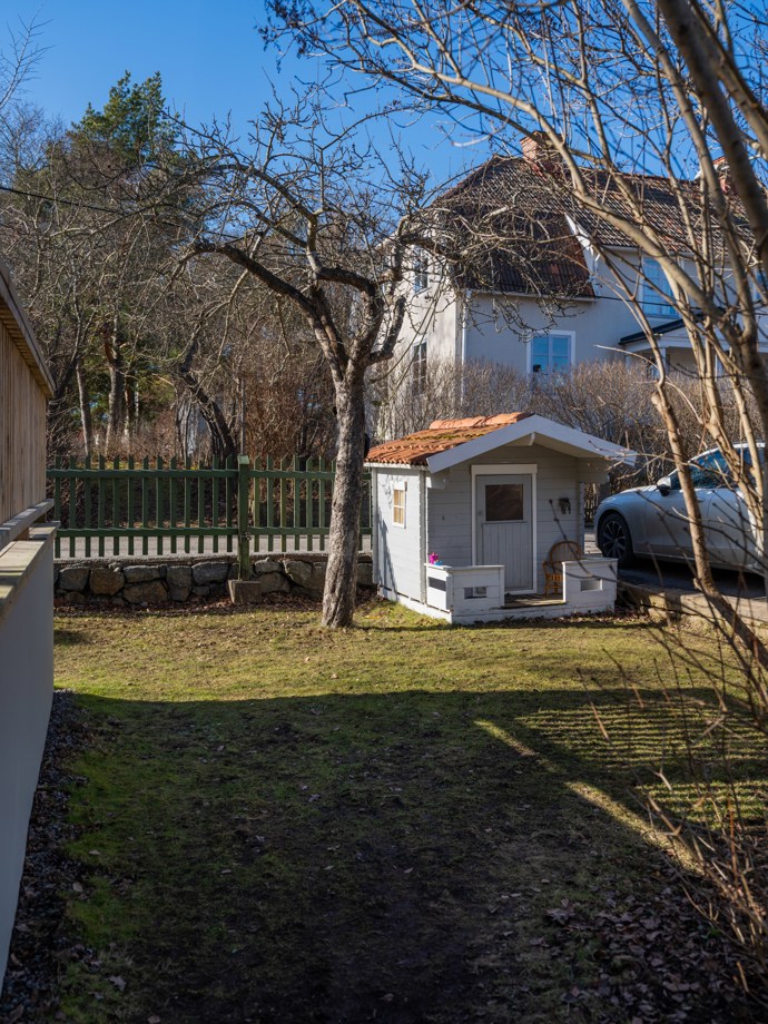 Když si představíte skleník, asi vás napadne vůně rajčat a čerstvých bylinek. Tato rodina se ale rozhodla jinak – jejich skleník se proměnil v útulný koutek k posezení, kde si užívají klid zahrady bez ohledu na roční období.
