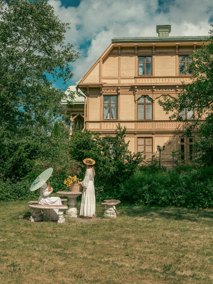 Pokud vás fascinuje historie a milujete jedinečná místa, tento zámek z roku 1799 vás uchvátí. Prošel citlivou rekonstrukcí, díky které se podařilo zachovat autentický charakter i nejmenší detaily. Vysoké stropy, nádherné parkety, původní kachlová kamna i dechberoucí výhledy do okolní krajiny tvoří harmonické spojení minulosti a současnosti.
