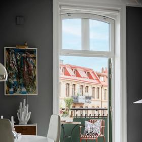 Vstupte do bytu, kde se snoubí historie s luxusem. Majitelé dali tomuto prostoru jedinečnou atmosféru, která vás pohltí od prvního kroku. Od vysokých stropů a kachlových kamen až po nádherný balkon s výhledem na město – tady se budete cítit jako v jiném světě.
Vstupte do bytu, kde se snoubí historie s luxusem. Majitelé dali tomuto prostoru jedinečnou atmosféru, která vás pohltí od prvního kroku. Od vysokých stropů a kachlových kamen až po nádherný balkon s výhledem na město – tady se budete cítit jako v jiném světě.