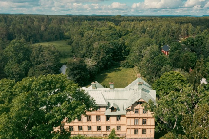 Pokud vás fascinuje historie a milujete jedinečná místa, tento zámek z roku 1799 vás uchvátí. Prošel citlivou rekonstrukcí, díky které se podařilo zachovat autentický charakter i nejmenší detaily. Vysoké stropy, nádherné parkety, původní kachlová kamna i dechberoucí výhledy do okolní krajiny tvoří harmonické spojení minulosti a současnosti.
