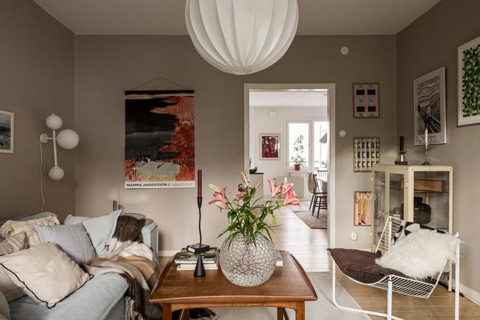 Tento byt je definicí komfortu a stylu. S rozlohou 90 m², dvěma balkony a nádherným přirozeným světlem se stává ideálním domovem. Majitelé se nebáli barev, zároveň interiér nezatížili zbytečnými kusy nábytku.
Tento byt je definicí komfortu a stylu. S rozlohou 90 m², dvěma balkony a nádherným přirozeným světlem se stává ideálním domovem. Majitelé se nebáli barev, zároveň interiér nezatížili zbytečnými kusy nábytku.