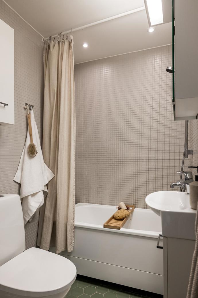 Tento byt je definicí komfortu a stylu. S rozlohou 90 m², dvěma balkony a nádherným přirozeným světlem se stává ideálním domovem. Majitelé se nebáli barev, zároveň interiér nezatížili zbytečnými kusy nábytku.
Tento byt je definicí komfortu a stylu. S rozlohou 90 m², dvěma balkony a nádherným přirozeným světlem se stává ideálním domovem. Majitelé se nebáli barev, zároveň interiér nezatížili zbytečnými kusy nábytku.