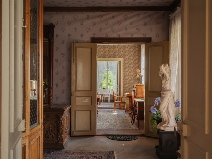 Pokud vás fascinuje historie a milujete jedinečná místa, tento zámek z roku 1799 vás uchvátí. Prošel citlivou rekonstrukcí, díky které se podařilo zachovat autentický charakter i nejmenší detaily. Vysoké stropy, nádherné parkety, původní kachlová kamna i dechberoucí výhledy do okolní krajiny tvoří harmonické spojení minulosti a současnosti.
