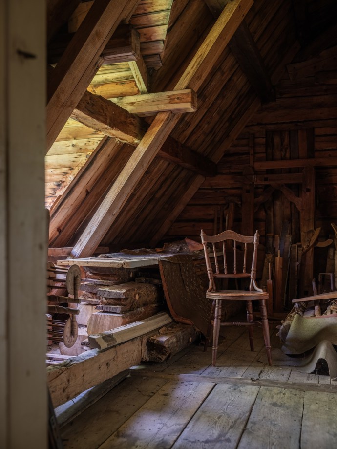 Pokud vás fascinuje historie a milujete jedinečná místa, tento zámek z roku 1799 vás uchvátí. Prošel citlivou rekonstrukcí, díky které se podařilo zachovat autentický charakter i nejmenší detaily. Vysoké stropy, nádherné parkety, původní kachlová kamna i dechberoucí výhledy do okolní krajiny tvoří harmonické spojení minulosti a současnosti.
