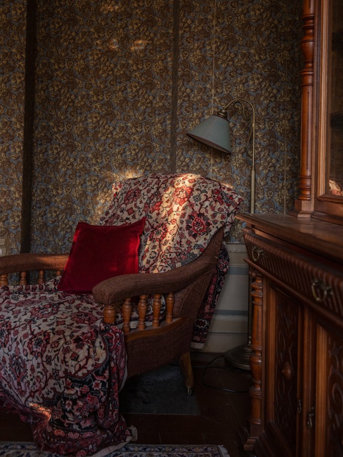 Pokud vás fascinuje historie a milujete jedinečná místa, tento zámek z roku 1799 vás uchvátí. Prošel citlivou rekonstrukcí, díky které se podařilo zachovat autentický charakter i nejmenší detaily. Vysoké stropy, nádherné parkety, původní kachlová kamna i dechberoucí výhledy do okolní krajiny tvoří harmonické spojení minulosti a současnosti.
