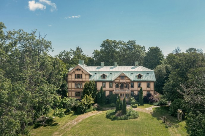 Pokud vás fascinuje historie a milujete jedinečná místa, tento zámek z roku 1799 vás uchvátí. Prošel citlivou rekonstrukcí, díky které se podařilo zachovat autentický charakter i nejmenší detaily. Vysoké stropy, nádherné parkety, původní kachlová kamna i dechberoucí výhledy do okolní krajiny tvoří harmonické spojení minulosti a současnosti.
