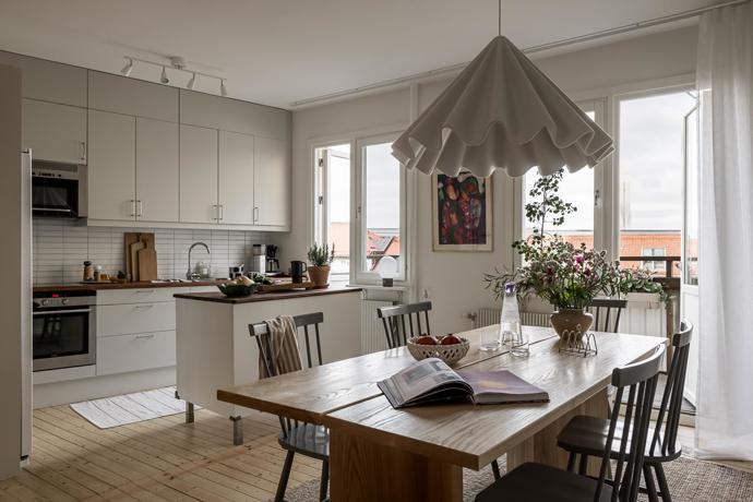 Tento byt je definicí komfortu a stylu. S rozlohou 90 m², dvěma balkony a nádherným přirozeným světlem se stává ideálním domovem. Majitelé se nebáli barev, zároveň interiér nezatížili zbytečnými kusy nábytku.
Tento byt je definicí komfortu a stylu. S rozlohou 90 m², dvěma balkony a nádherným přirozeným světlem se stává ideálním domovem. Majitelé se nebáli barev, zároveň interiér nezatížili zbytečnými kusy nábytku.