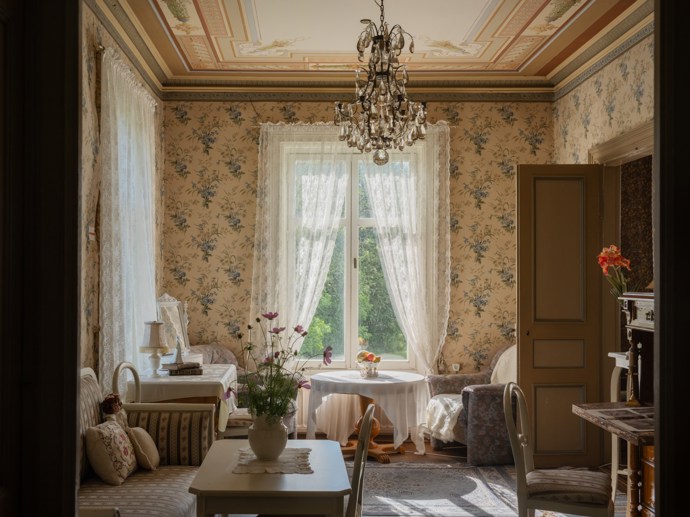 Pokud vás fascinuje historie a milujete jedinečná místa, tento zámek z roku 1799 vás uchvátí. Prošel citlivou rekonstrukcí, díky které se podařilo zachovat autentický charakter i nejmenší detaily. Vysoké stropy, nádherné parkety, původní kachlová kamna i dechberoucí výhledy do okolní krajiny tvoří harmonické spojení minulosti a současnosti.
