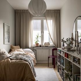 Tento byt je definicí komfortu a stylu. S rozlohou 90 m², dvěma balkony a nádherným přirozeným světlem se stává ideálním domovem. Majitelé se nebáli barev, zároveň interiér nezatížili zbytečnými kusy nábytku. 
