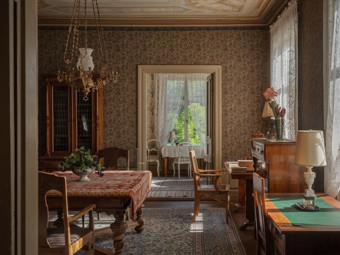 Pokud vás fascinuje historie a milujete jedinečná místa, tento zámek z roku 1799 vás uchvátí. Prošel citlivou rekonstrukcí, díky které se podařilo zachovat autentický charakter i nejmenší detaily. Vysoké stropy, nádherné parkety, původní kachlová kamna i dechberoucí výhledy do okolní krajiny tvoří harmonické spojení minulosti a současnosti.
