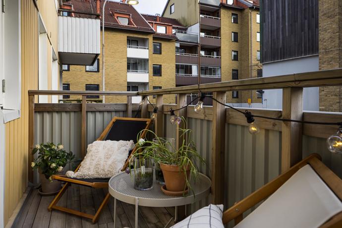 Tento byt je definicí komfortu a stylu. S rozlohou 90 m², dvěma balkony a nádherným přirozeným světlem se stává ideálním domovem. Majitelé se nebáli barev, zároveň interiér nezatížili zbytečnými kusy nábytku.
Tento byt je definicí komfortu a stylu. S rozlohou 90 m², dvěma balkony a nádherným přirozeným světlem se stává ideálním domovem. Majitelé se nebáli barev, zároveň interiér nezatížili zbytečnými kusy nábytku.