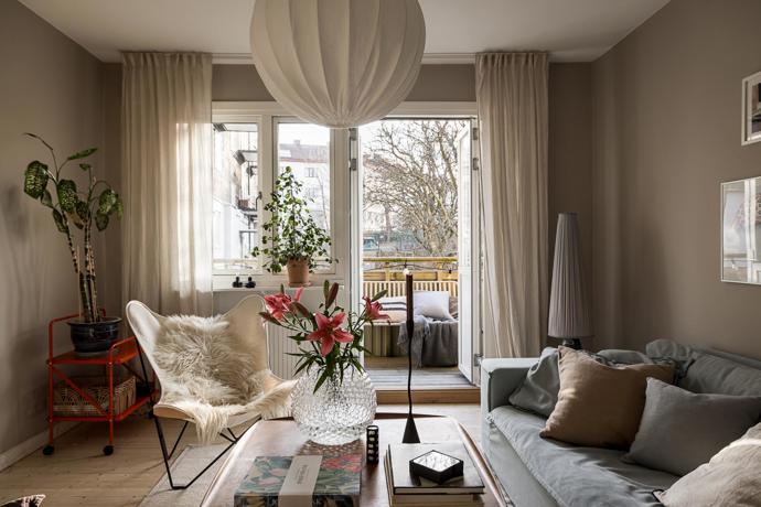 Tento byt je definicí komfortu a stylu. S rozlohou 90 m², dvěma balkony a nádherným přirozeným světlem se stává ideálním domovem. Majitelé se nebáli barev, zároveň interiér nezatížili zbytečnými kusy nábytku.
Tento byt je definicí komfortu a stylu. S rozlohou 90 m², dvěma balkony a nádherným přirozeným světlem se stává ideálním domovem. Majitelé se nebáli barev, zároveň interiér nezatížili zbytečnými kusy nábytku.