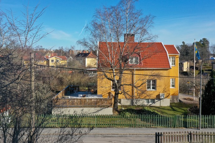 Když si představíte skleník, asi vás napadne vůně rajčat a čerstvých bylinek. Tato rodina se ale rozhodla jinak – jejich skleník se proměnil v útulný koutek k posezení, kde si užívají klid zahrady bez ohledu na roční období.
