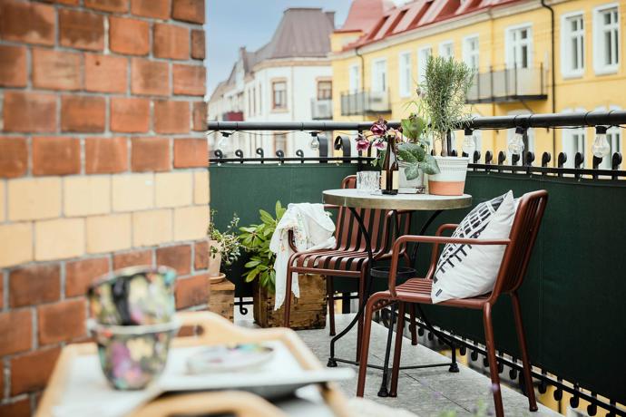 Vstupte do bytu, kde se snoubí historie s luxusem. Majitelé dali tomuto prostoru jedinečnou atmosféru, která vás pohltí od prvního kroku. Od vysokých stropů a kachlových kamen až po nádherný balkon s výhledem na město – tady se budete cítit jako v jiném světě.
Vstupte do bytu, kde se snoubí historie s luxusem. Majitelé dali tomuto prostoru jedinečnou atmosféru, která vás pohltí od prvního kroku. Od vysokých stropů a kachlových kamen až po nádherný balkon s výhledem na město – tady se budete cítit jako v jiném světě.