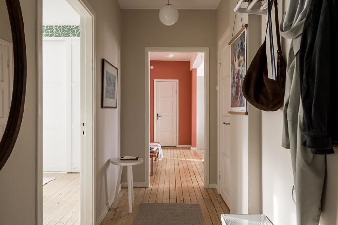 Tento byt je definicí komfortu a stylu. S rozlohou 90 m², dvěma balkony a nádherným přirozeným světlem se stává ideálním domovem. Majitelé se nebáli barev, zároveň interiér nezatížili zbytečnými kusy nábytku.
Tento byt je definicí komfortu a stylu. S rozlohou 90 m², dvěma balkony a nádherným přirozeným světlem se stává ideálním domovem. Majitelé se nebáli barev, zároveň interiér nezatížili zbytečnými kusy nábytku.