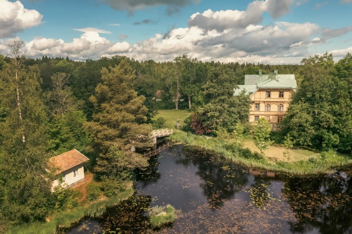 Pokud vás fascinuje historie a milujete jedinečná místa, tento zámek z roku 1799 vás uchvátí. Prošel citlivou rekonstrukcí, díky které se podařilo zachovat autentický charakter i nejmenší detaily. Vysoké stropy, nádherné parkety, původní kachlová kamna i dechberoucí výhledy do okolní krajiny tvoří harmonické spojení minulosti a současnosti.
