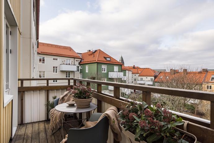 Tento byt je definicí komfortu a stylu. S rozlohou 90 m², dvěma balkony a nádherným přirozeným světlem se stává ideálním domovem. Majitelé se nebáli barev, zároveň interiér nezatížili zbytečnými kusy nábytku.
Tento byt je definicí komfortu a stylu. S rozlohou 90 m², dvěma balkony a nádherným přirozeným světlem se stává ideálním domovem. Majitelé se nebáli barev, zároveň interiér nezatížili zbytečnými kusy nábytku.