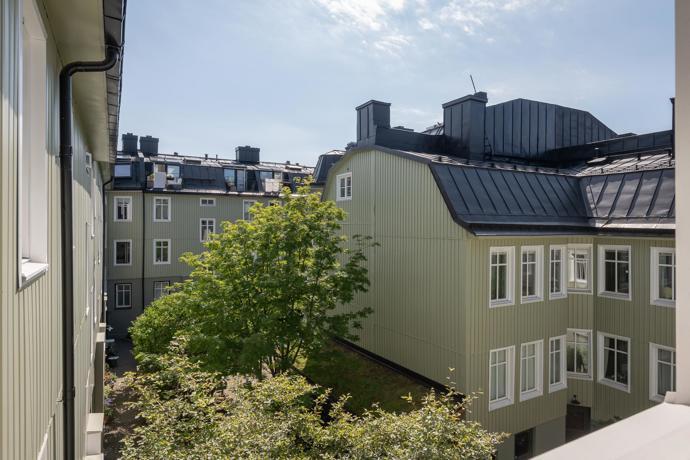 Když se snoubí historické prvky s moderním komfortem, vznikne domov, ze kterého nebudete chtít odejít. Tento byt okouzlí každého milovníka klasické architektury i promyšleného interiérového designu. Projděte se s námi místnostmi, kterým dominuje kvalitní dřevo, noblesní štuky a původní kachlová kamna.
Když se snoubí historické prvky s moderním komfortem, vznikne domov, ze kterého nebudete chtít odejít. Tento byt okouzlí každého milovníka klasické architektury i promyšleného interiérového designu. Projděte se s námi místnostmi, kterým dominuje kvalitní dřevo, noblesní štuky a původní kachlová kamna.