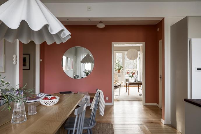 Tento byt je definicí komfortu a stylu. S rozlohou 90 m², dvěma balkony a nádherným přirozeným světlem se stává ideálním domovem. Majitelé se nebáli barev, zároveň interiér nezatížili zbytečnými kusy nábytku.
Tento byt je definicí komfortu a stylu. S rozlohou 90 m², dvěma balkony a nádherným přirozeným světlem se stává ideálním domovem. Majitelé se nebáli barev, zároveň interiér nezatížili zbytečnými kusy nábytku.
