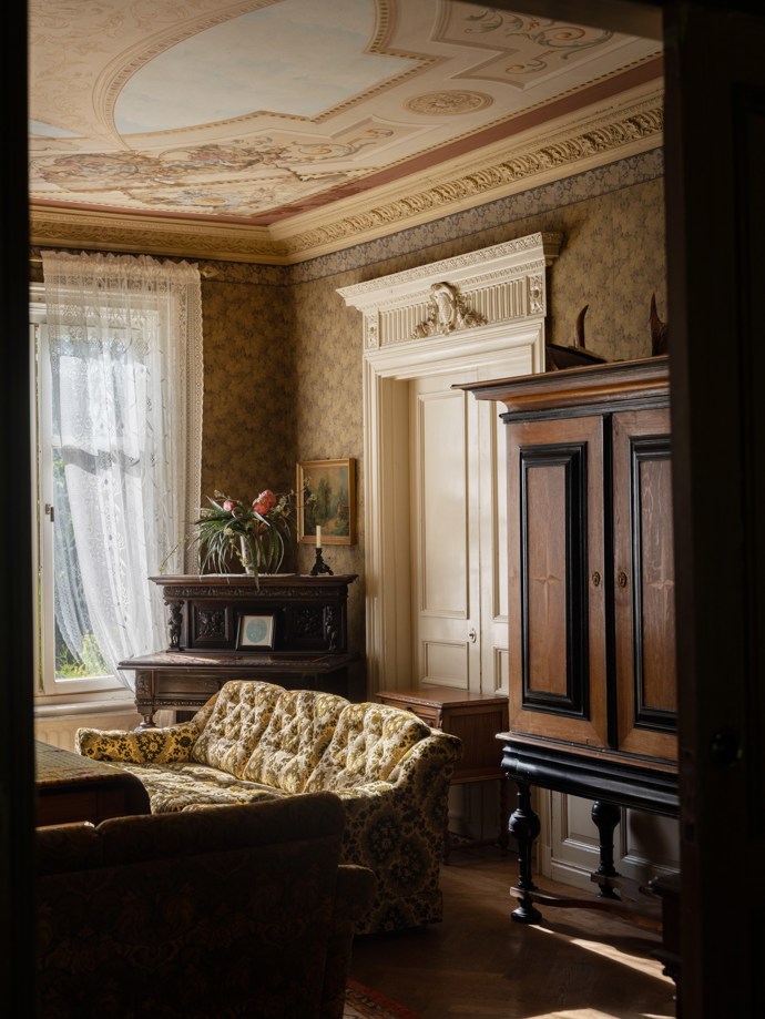 Pokud vás fascinuje historie a milujete jedinečná místa, tento zámek z roku 1799 vás uchvátí. Prošel citlivou rekonstrukcí, díky které se podařilo zachovat autentický charakter i nejmenší detaily. Vysoké stropy, nádherné parkety, původní kachlová kamna i dechberoucí výhledy do okolní krajiny tvoří harmonické spojení minulosti a současnosti.
