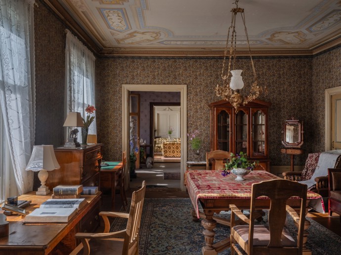Pokud vás fascinuje historie a milujete jedinečná místa, tento zámek z roku 1799 vás uchvátí. Prošel citlivou rekonstrukcí, díky které se podařilo zachovat autentický charakter i nejmenší detaily. Vysoké stropy, nádherné parkety, původní kachlová kamna i dechberoucí výhledy do okolní krajiny tvoří harmonické spojení minulosti a současnosti.

