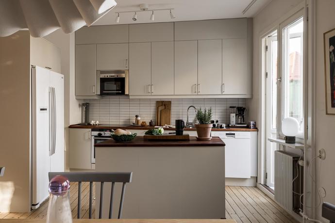 Tento byt je definicí komfortu a stylu. S rozlohou 90 m², dvěma balkony a nádherným přirozeným světlem se stává ideálním domovem. Majitelé se nebáli barev, zároveň interiér nezatížili zbytečnými kusy nábytku.
Tento byt je definicí komfortu a stylu. S rozlohou 90 m², dvěma balkony a nádherným přirozeným světlem se stává ideálním domovem. Majitelé se nebáli barev, zároveň interiér nezatížili zbytečnými kusy nábytku.