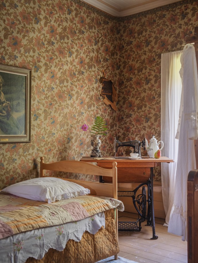 Pokud vás fascinuje historie a milujete jedinečná místa, tento zámek z roku 1799 vás uchvátí. Prošel citlivou rekonstrukcí, díky které se podařilo zachovat autentický charakter i nejmenší detaily. Vysoké stropy, nádherné parkety, původní kachlová kamna i dechberoucí výhledy do okolní krajiny tvoří harmonické spojení minulosti a současnosti.
