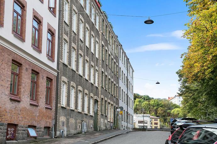 V tomto bytě se zastavil čas. Od původních kachlových kamen až po nádherné dřevěné podlahy – každý kout tohoto domova vypráví svůj příběh. A navíc nabízí i úchvatný balkon s výhledem, který vás dostane!
V tomto bytě se zastavil čas. Od původních kachlových kamen až po nádherné dřevěné podlahy – každý kout tohoto domova vypráví svůj příběh. A navíc nabízí i úchvatný balkon s výhledem, který vás dostane!
