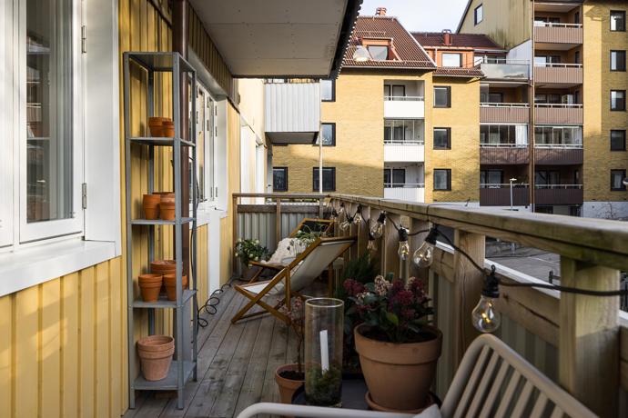 Tento byt je definicí komfortu a stylu. S rozlohou 90 m², dvěma balkony a nádherným přirozeným světlem se stává ideálním domovem. Majitelé se nebáli barev, zároveň interiér nezatížili zbytečnými kusy nábytku.
Tento byt je definicí komfortu a stylu. S rozlohou 90 m², dvěma balkony a nádherným přirozeným světlem se stává ideálním domovem. Majitelé se nebáli barev, zároveň interiér nezatížili zbytečnými kusy nábytku.