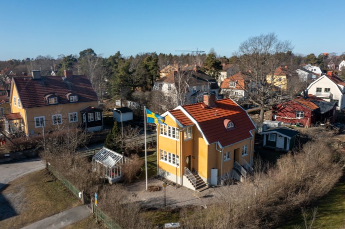 Když si představíte skleník, asi vás napadne vůně rajčat a čerstvých bylinek. Tato rodina se ale rozhodla jinak – jejich skleník se proměnil v útulný koutek k posezení, kde si užívají klid zahrady bez ohledu na roční období.
