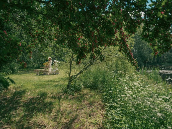 Pokud vás fascinuje historie a milujete jedinečná místa, tento zámek z roku 1799 vás uchvátí. Prošel citlivou rekonstrukcí, díky které se podařilo zachovat autentický charakter i nejmenší detaily. Vysoké stropy, nádherné parkety, původní kachlová kamna i dechberoucí výhledy do okolní krajiny tvoří harmonické spojení minulosti a současnosti.
