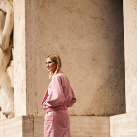 Herečka Kelly Rutherford zazářila na fashion weeku v Miláně ve světle růžovém outfitu.
