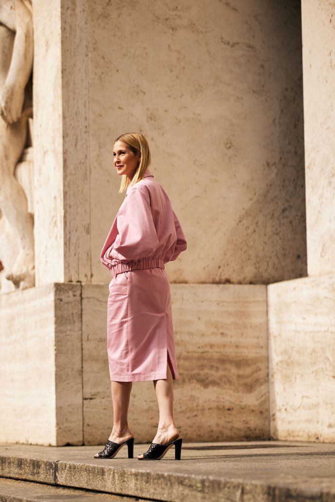 Herečka Kelly Rutherford zazářila na fashion weeku v Miláně ve světle růžovém outfitu.
