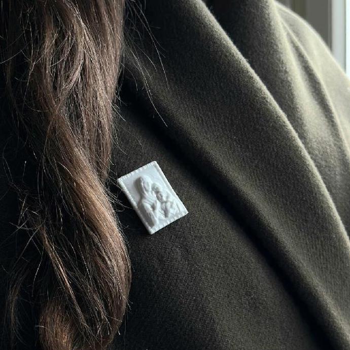 Klára Frídlová propojuje víru, umění a současný design. Její obchod Nebezboží představuje produkty mladých českých a slovenských tvůrců, kteří mění pohled na tradiční křesťanské předměty. Výsledkem je elegance, originalita a duchovní přesah.
