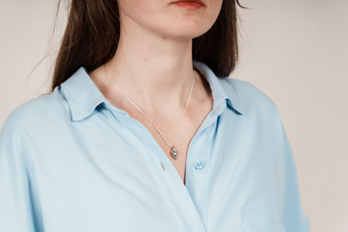 Klára Frídlová propojuje víru, umění a současný design. Její obchod Nebezboží představuje produkty mladých českých a slovenských tvůrců, kteří mění pohled na tradiční křesťanské předměty. Výsledkem je elegance, originalita a duchovní přesah.
