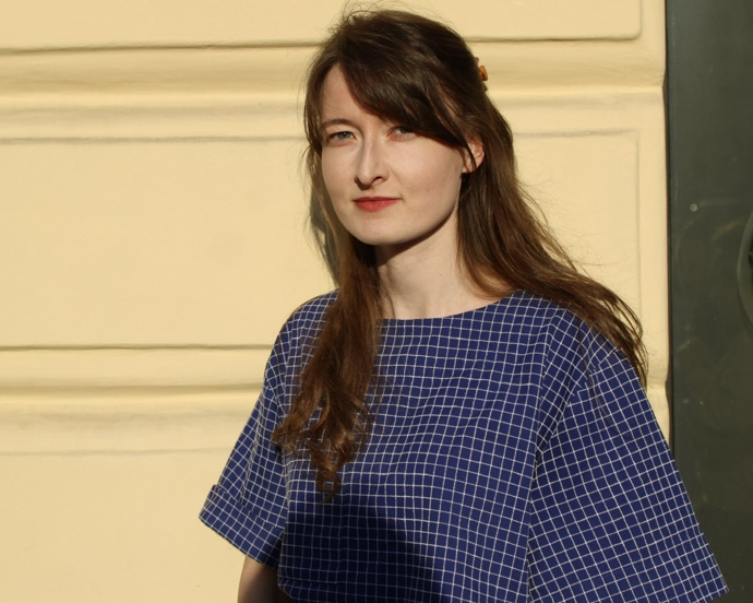 Klára Frídlová propojuje víru, umění a současný design. Její obchod Nebezboží představuje produkty mladých českých a slovenských tvůrců, kteří mění pohled na tradiční křesťanské předměty. Výsledkem je elegance, originalita a duchovní přesah.
