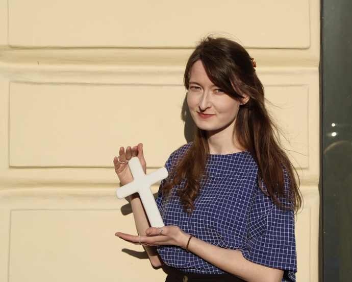 Klára Frídlová propojuje víru, umění a současný design. Její obchod Nebezboží představuje produkty mladých českých a slovenských tvůrců, kteří mění pohled na tradiční křesťanské předměty. Výsledkem je elegance, originalita a duchovní přesah.
