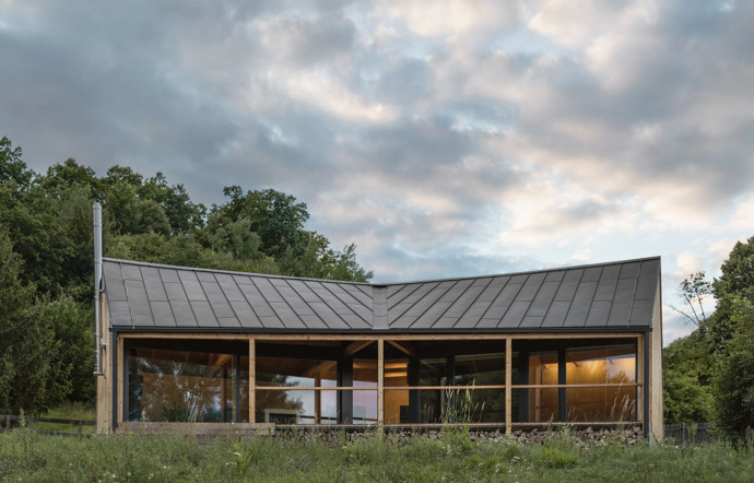 Na kraji Hrubé Skály vyrostl víkendový dům, který přirozeně zapadá do krajiny Českého ráje. Citlivě kombinuje tradiční prvky s moderní architekturou a nabízí klidné místo k odpočinku s výhledem na zříceninu hradu Trosky.
