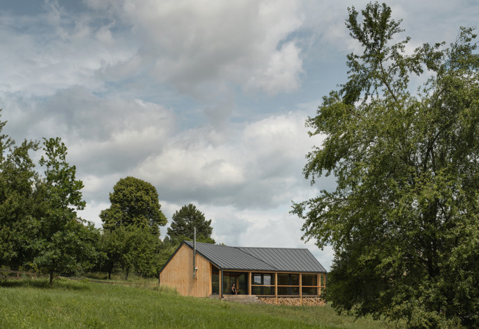 Na kraji Hrubé Skály vyrostl víkendový dům, který přirozeně zapadá do krajiny Českého ráje. Citlivě kombinuje tradiční prvky s moderní architekturou a nabízí klidné místo k odpočinku s výhledem na zříceninu hradu Trosky.
